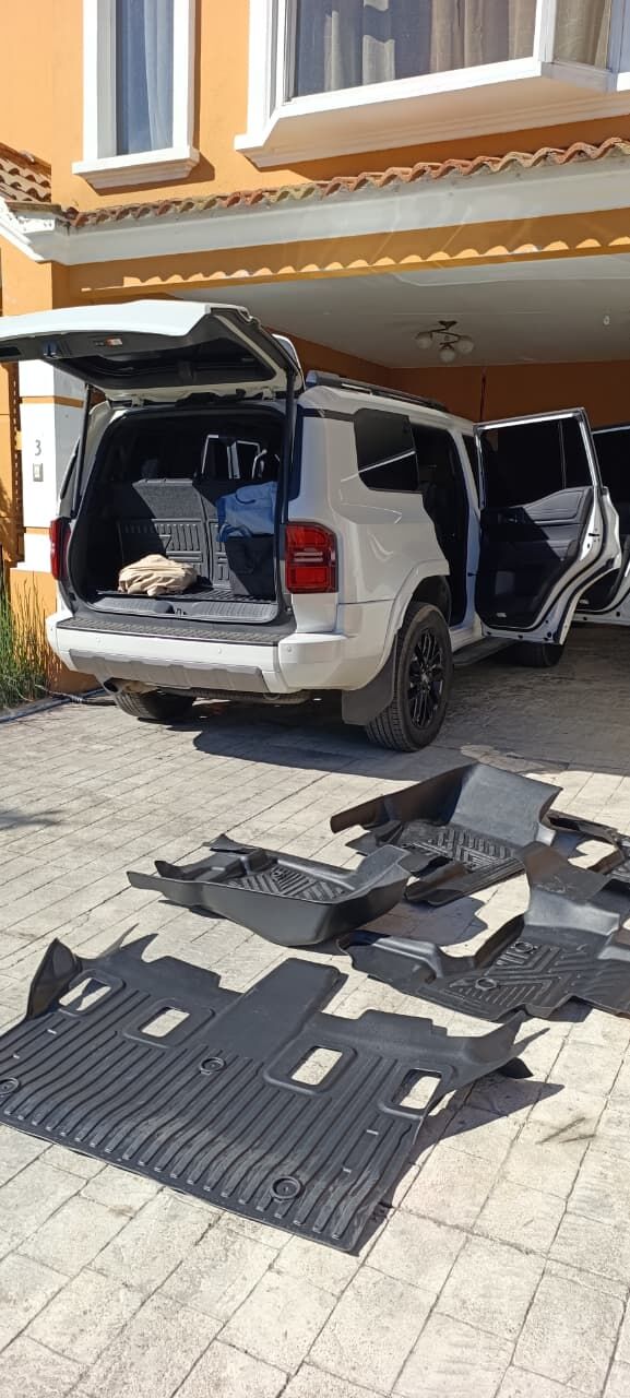 SUV con detallado de tapetes y limpieza interior
