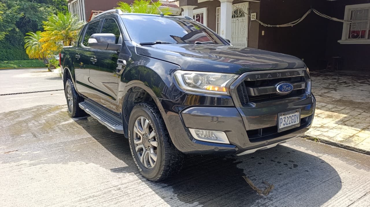 Ford Ranger negra lavada y brillando