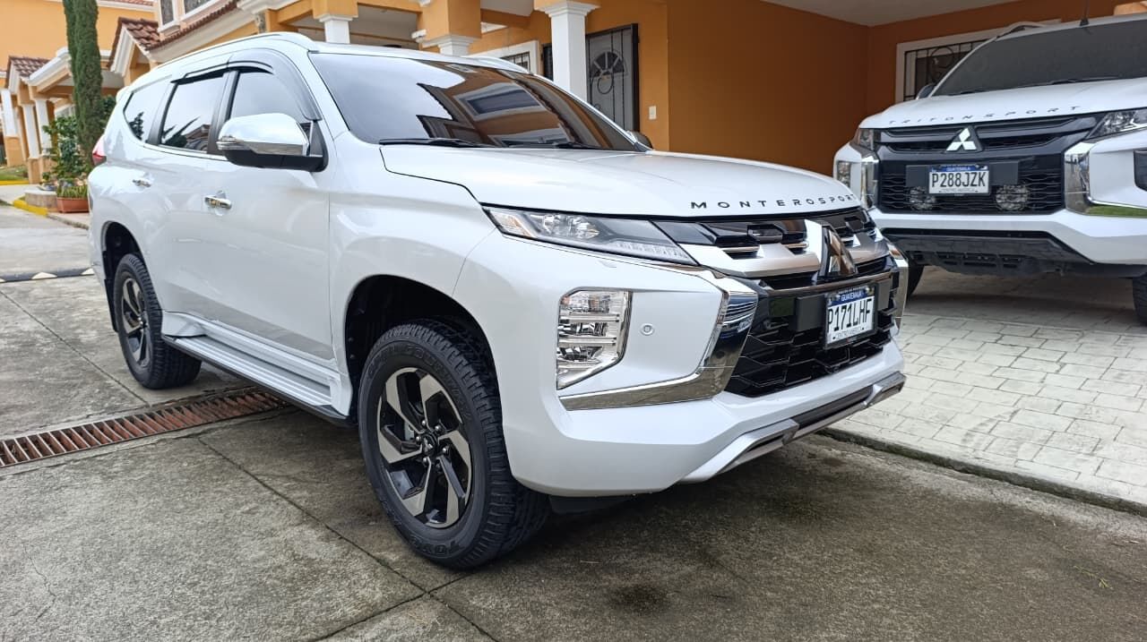 Mitsubishi Montero Sport blanca impecable